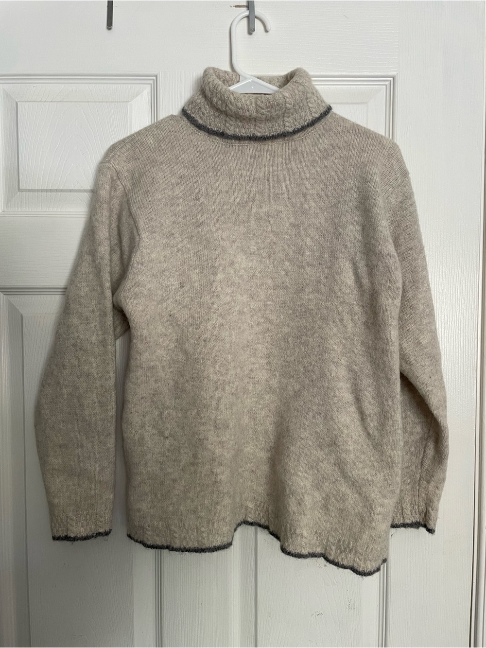 Woolrich 100% Wool Women’s size L Oatmeal Turtleneck Sweater Knit